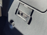 助手席シートバックにETC車載器があります。TCがあれば高速道路の料金所もストレス無く通過できますし、料金も優遇される場合もありますのでとっても便利♪