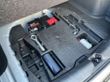 今の車はパンク修理キットとけん引する道具が積んでいます。(補助タイヤは付いていません。)