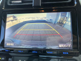 後方の様子を画面で確認でき、駐車時の目安となるガイド線も表示。周囲の状況を把握しやすく、車庫入れや縦列駐車など日常の駐車をサポートする便利な装備です。