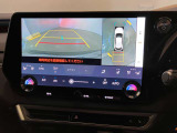 駐車時は、ガイドラインによりスムーズな駐車をサポートしてくれます。