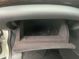 グローブボックスの他にも収納をご用意してます。車内をスッキリ見せることができます。