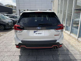 後ろが狭くてもサッと積める。途中で止められる安心のバックドア。後ろの駐車スペースが狭い時に重宝しますよ♪