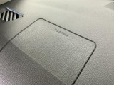 【助手席エアバッグ】SRSエアバッグとはシートベルトの働きを補助して衝突した時に乗員の衝撃を軽減するシートベルト併用式エアバッグ。前面衝突時に瞬時に膨らみ、頭部と胸部の衝撃を軽減します。