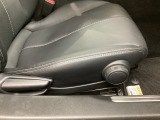 運転席にはドライバーの体型や好みに応じて前後方向だけでなく、高さの調整ができるシートリフターを装備!