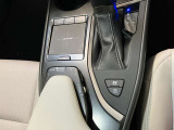 停車時のブレーキホールド機能に対応した電動パーキングブレーキ。渋滞や信号待ちで便利なブレーキホールド機能も装備されています