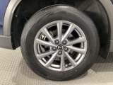 足もとは純正17インチアルミホイールを履きます。