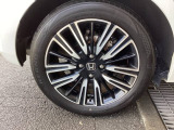 純正アルミホイールです。足元が引き立つので、車全体のイメージがアップしますよ!