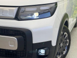【LEDヘッドライト】悪天候や夜間走行時も良好な視界を確保し安心して運転できる高輝度LEDヘッドライトを装備!点灯速度が早く、消費電力も抑えられています。