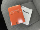 メンテナンスノート、取扱説明書です。 その車の整備記録が事細やかに記録されています。 車が生まれてから今までどのような道を歩んできたのか判るとても重要な物ですよ。