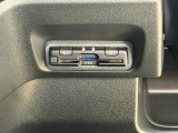 有料道路をキャッシュレスで通行できるETC車載器付きです。運転席足元に設置されています。ETCセットアップ費用は含まれておりません。別途必要となります。
