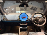 新型MINIのインパネは、象徴的な円形有機ELディスプレイを採用!直感的な操作に加え、ナビ背面から光が広がり、モードごとに色が変わる遊び心あふれるデザインです★