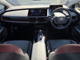 前席にはゆったりとしたシートが配置され、運転席から前方を見渡しやすい室内です。座面や背もたれの形状にもまとまりがあり、落ち着いた色合いとすっきりした足元で、日々の移動を心地よく支えます。