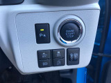運転席右側にプッシュエンジンスターター、コーナーソナー、アイドリングストップスイッチを集中的に配置。