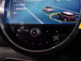 インパネ中央のアイコニックなディスプレイに映し出されるのが最大の特徴です。現行モデルでは高精細な有機EL(OLED)を採用し、タッチや音声で直感的に操作できます。