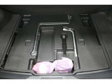 ラゲージスペースには床下収納を備えています。洗車用品などを入れておけて便利ですよ。スペース内にパンク修理キットを装備しています。最近は未使用のまま廃棄となるスペアタイヤが多いので、エコですね。