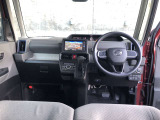 メーターの高さが抑えめなので広い運転視界です。大きなサイズのデジタルメーターは視線移動の少ない配置で安全運転に貢献します