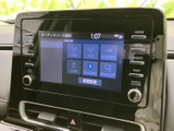 画面にはAM・FMやUSB、Bluetoothなどの選択項目が表示され、音源を選ぶ際も内容を確認しやすい構成です。周囲のボタンとダイヤルも見分けやすく、日常の操作に便利です。
