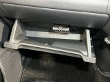 【グローブボックス】容器がせり出してくるバケットタイプ!一目で中身を把握でき、取り出しやすさにも優れます!