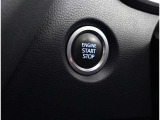 スマートキーを携帯していればキーを取り出さずにドアを施錠&解錠。クルマの始動も可能です。