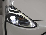 1灯の光源でロービームとハイビームの切り替え可能なBi-Beam LEDヘッドランプ(オートレベリング機能+LEDクリアランスランプ)を採用。先進性を強調したほか、省電力にも寄与しています。