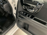 運転席側のフロントドアに全ドアのパワーウィンドウ開閉スイッチとウィンドウロックスイッチとドアロックスイッチと電動格納式ドアミラーの操作スイッチが有るので手元でミラー調整ができるので便利です。