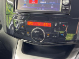 【オートエアコン】一度お好みの温度に設定すれば、車内の温度を検知し風量や温度を自動で調整。暑い&hellip;寒い&hellip;と何度もスイッチ操作をする必要はありません。快適な車内空間には必須の機能ですね♪