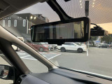 スマートルームミラーも付いています。後方ピラーや荷物、後席に同乗している方や曇りなど視界が遮られた場合でも後方カメラからの映像で安全確認をすることができます。