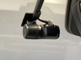 あおり運転対策や予期せぬトラブルへの備えとして心強い前後ドライブレコーダー。走行中の映像をしっかりと記録し、ドライバーと同乗者の安全を見守ります。購入後すぐに安心してドライブを楽しめる人気の装備です。