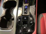 停車時のブレーキホールド機能に対応した電動パーキングブレーキ。渋滞や信号待ちで便利なブレーキホールド機能も装備されています