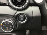 【 プッシュボタンスタートシステム 】 「アドバンストキーを携帯し、ブレーキペダルを踏みながらインパネ上のボタンを押すだけで、エンジンの始動/停止ができます。
