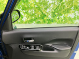 ドア側に窓の開閉スイッチやミラー調整部がまとまり、運転席から手が届きやすい配置です。スイッチの表示も確認しやすく、日常の操作に便利です。