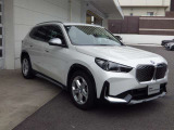 ひと目でBMWと分かる存在感と、乗るたびに感じられる上質さが魅力の一台です。洗練されたエクステリアに加え、快適性を高める装備も充実しております。駆けぬける歓びを、ぜひ実車でご体感ください。