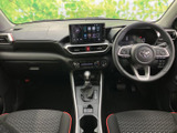 運転席まわりはメーターや画面が視線の先にまとまり、前方を確認しながら必要な情報を把握しやすい配置です。座席には柄と赤いアクセントが入り、落ち着いた空間に仕上がっています。