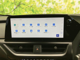 画面には地図や通信、アプリなどのメニューが並び、目的に合わせて選びやすい表示です。文字やアイコンが見分けやすく、日常の移動中にも操作内容を確認しやすい装備です。