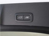 テールゲートには、スイッチ一つで開閉可能な電動開閉機能を装備。また、リアバンパーの下で足を動かすだけで開閉できる、ハンズフリー・オープニング/クロージング機構も搭載しています。