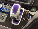 インパネシフトを採用しているので、前席の足元も広々としています。運転席と助手席の行き来もスムーズです!