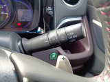 右手側にはECONスイッチが配置されています。ECONモードでは運転の状況に応じて省燃費制御に切り替わります。