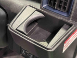 運転席側掘り込み式カップホルダー