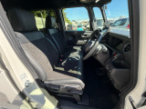 足元もゆったりで長時間の運転も疲れにくいフロントシートです。