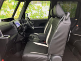 前席は視界が広く、運転席から前方や左右の様子を確認しやすいレイアウトです。シートは身体を預けやすい形状で、落ち着いた色合いの車内が広がります。