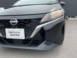 最適配光で明るく照らすハロゲンヘッドライト、周りの明るさや対向車の有無に応じてハイ/ロービームを自動で切り替え前方視界を確保します。