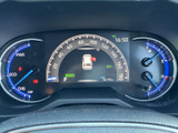 速度や燃料残量など、運転に必要な情報をひと目で確認しやすい配置です。中央の表示部では車両の状態も確認でき、走行中に目線の移動を抑えながら必要な情報を把握しやすくなっています。