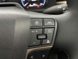 前方の車との車間を設定し、スピードを上げたり緩めたりを自動で行ってくれる追尾式の「レーダークルーズ」。上級装備の一つです!高級車にしかつかない嬉しい機能です。
