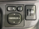 【電動格納ミラー】サイドミラーは電動格納式となっており、狭い駐車場でもキズがつくリスクを抑えられます。