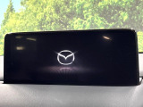 【10.25インチマツダコネクト】車内の雰囲気にマッチした大型ディスプレイ。スマホ接続でのナビ使用やBluetooth再生等、様々な機能が楽しめます。直感的なダイヤル操作が可能で、使い勝手も良好です。