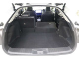 シートは片方だけ畳めるので、荷物の多さや乗車人数にあわせてフレキシブルにアレンジできます。後部座席に乗車しながら長尺物もつみこめます。シートを倒してしまえばフラットな大空間が現れます。