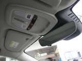 ルーフにあるON CALLボタンとSOSボタンは、車両が始動しない場合、パンクした場合、または事故に遭った場合などに支援の要請に使用できるため安心感を高めることができます。