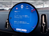 デジタルスピードメーター、航空機のコックピット操作箇所と同じ配色で目が疲れにくいように設計されてます。