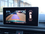 バックカメラとクリアランスソナーを表示。駐車時の周囲確認に役立ちます。