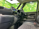 後席から前方まで見通しやすく、車内の広がりを感じられる空間です。シートは落ち着いた色合いでまとめられ、同乗者がくつろぎやすい雰囲気。家族での移動にも使いやすい室内となっています。